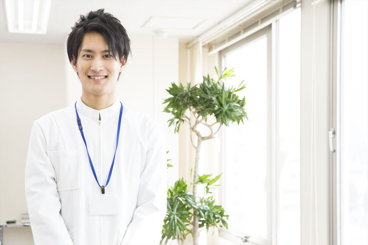 若い男性のスタッフ